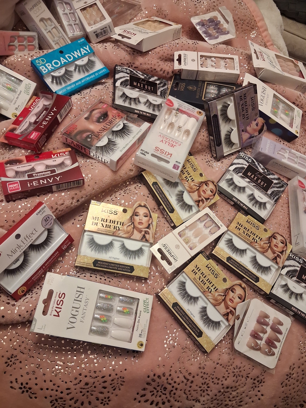 Kiss False Lashes & Press-On Nails Assortment in Black & Pink